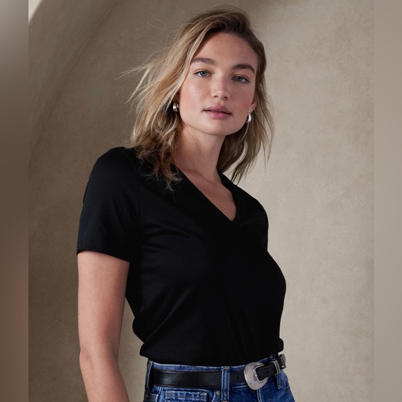 Banana Republic Luxe Fit White Tee - Picture 1 of 7